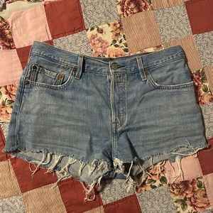 Levis jean shorts size 29